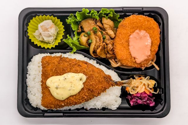 お弁当FACTORY デリ弁-【アジフライのせ】 豚焼肉&コロッケ弁当