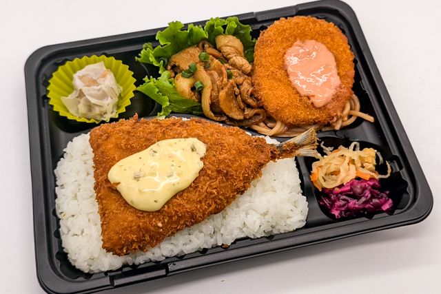 お弁当FACTORY デリ弁-【アジフライのせ】 豚焼肉&コロッケ弁当