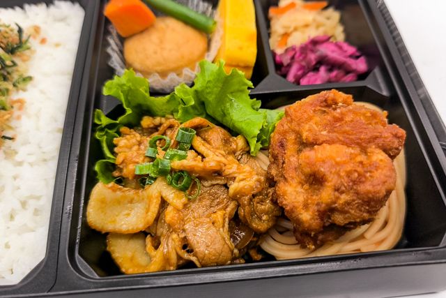 お弁当FACTORY デリ弁-豚焼肉と特製鶏から揚げの御膳