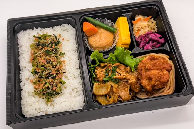 お弁当FACTORY デリ弁-豚焼肉と特製鶏から揚げの御膳