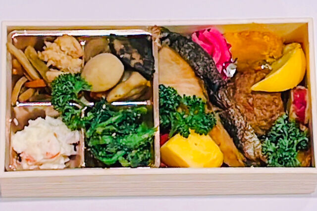 Lien de famille（リアン ドゥ ファミーユ）-彩り鮭弁当