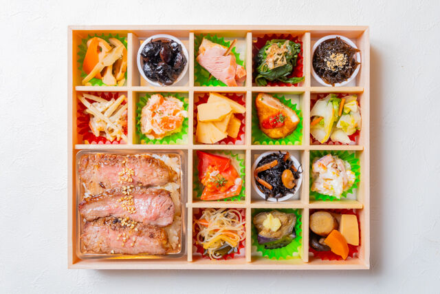 熊嵩 Tokyo-ステーキ重と彩り錦御膳
