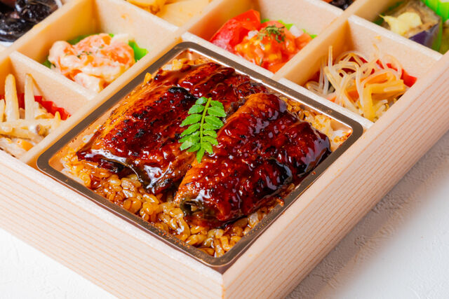 熊嵩 Tokyo-鰻重と彩り錦御膳