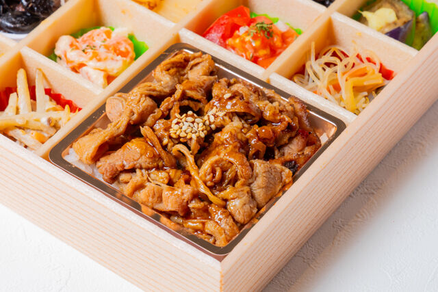 熊嵩 Tokyo-焼肉重と彩り錦御膳