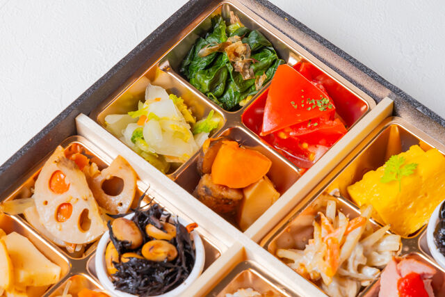熊嵩 Tokyo-季節の副菜とステーキ重和膳