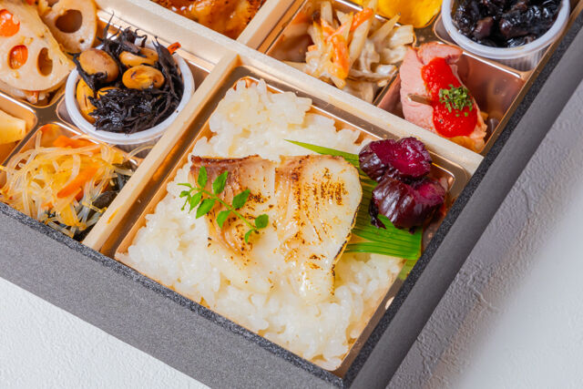 熊嵩 Tokyo-季節の副菜 鯛めしとチキングリル和膳
