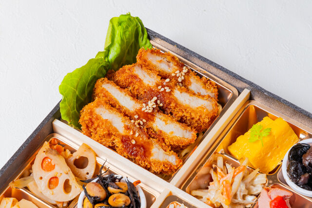 熊嵩 Tokyo-季節の副菜 鯛めしとトンカツ和膳
