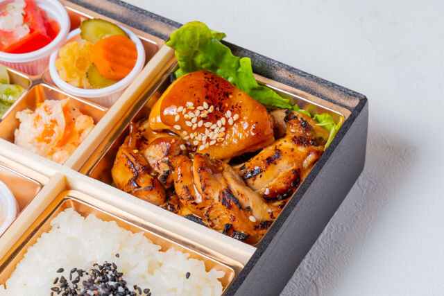 洋食屋Days-季節の副菜白ごはんとグリルチキン御膳