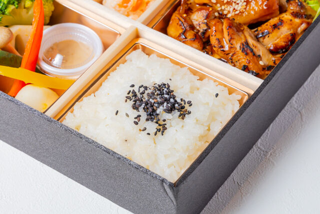 洋食屋Days-季節の副菜白ごはんとグリルチキン御膳