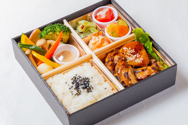 洋食屋Days-季節の副菜白ごはんとグリルチキン御膳