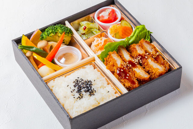 洋食屋Days-季節の副菜白ごはんとポークカツ御膳