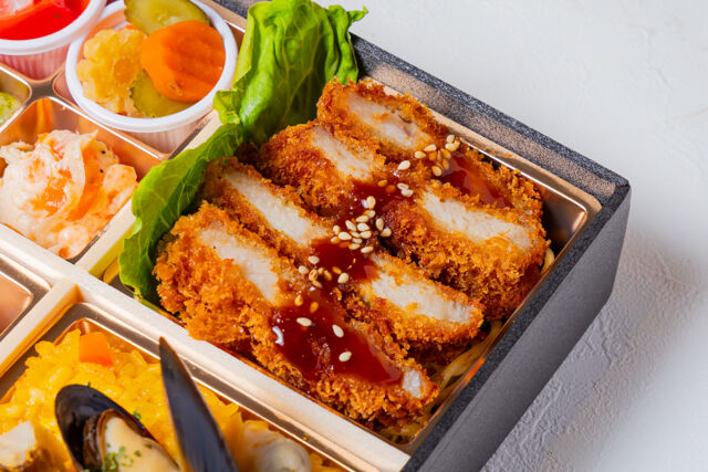 洋食屋Days-季節の副菜パエリアとポークカツレツ洋膳