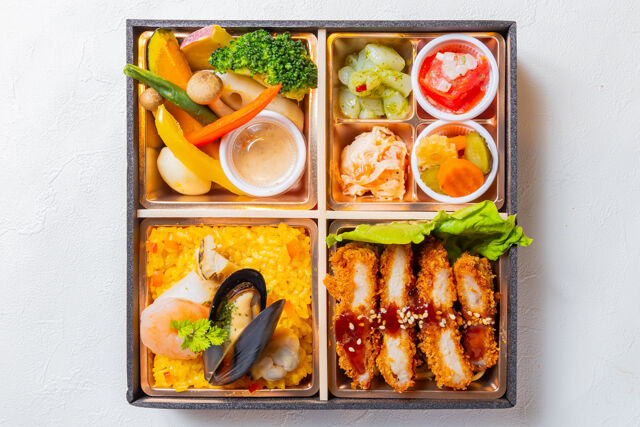 洋食屋Days-季節の副菜パエリアとポークカツレツ洋膳