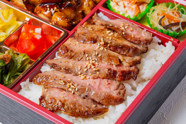 特選牛ステーキ＆焼肉 坂上-ステーキ焼肉亭ステーキ重とグリルチキン御膳