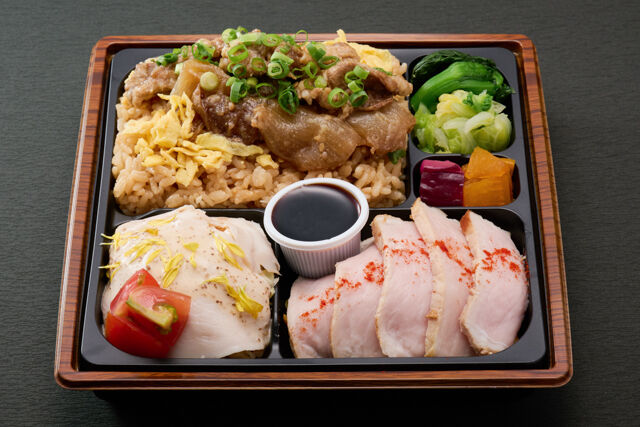 苑囿（兵庫店）-牛焼肉ビビンバとバンバンジーサラダ弁当【 肉増量】