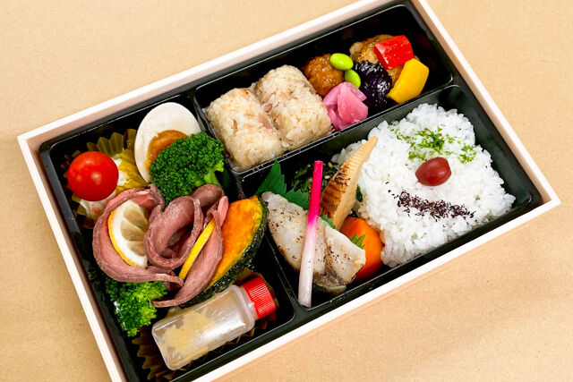 鎌倉自然堂-サラダ仕立てローストビーフの幕の内弁当
