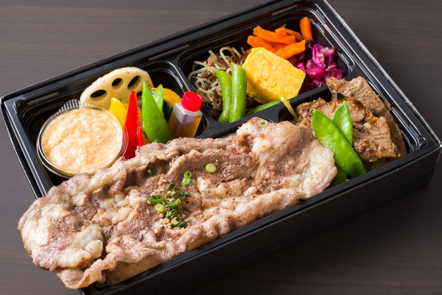 はみ出る厚切牛タン塩と牛カルビ焼肉の弁当