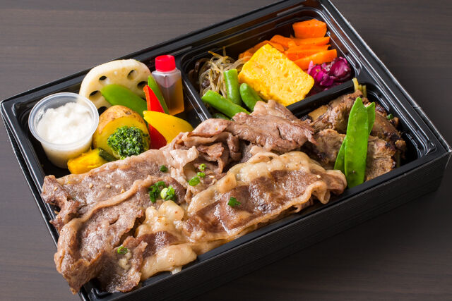 はみ出る厚切牛タン塩と国産牛リブロース焼肉の弁当