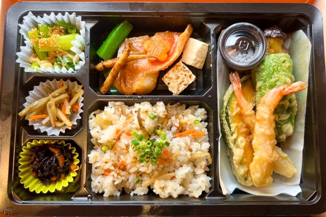 煮魚と天ぷらの和食弁当