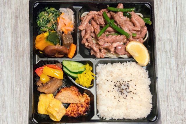 鶏屋いちごいちえ上本町-焼き鳥屋さんのせせりの黒胡椒炒め弁当