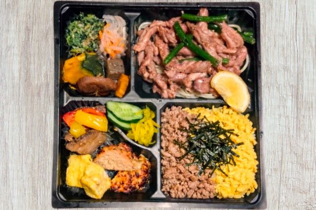 鶏屋いちごいちえ上本町-せせりの黒胡椒炒めと二色丼弁当