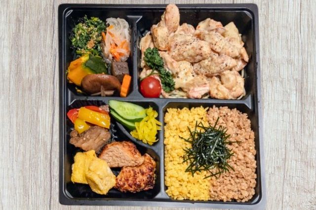 鶏屋いちごいちえ上本町-とりまよと二色丼弁当