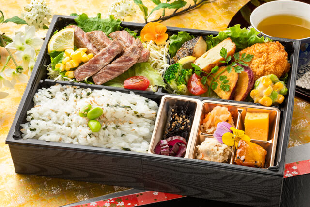 とやま弁当（滋賀店）-翔～特製牛ステーキと彩りおかず～（わかめご飯）