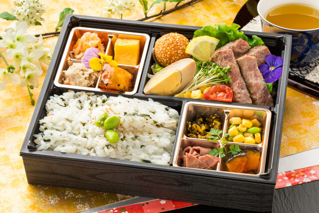 とやま弁当（滋賀店）-岳〜特製牛ステーキとごちそうおかず〜（わかめご飯）
