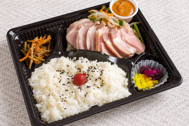 HARUの仕出し屋さん-お手軽蒸し豚辛子酢味噌弁当