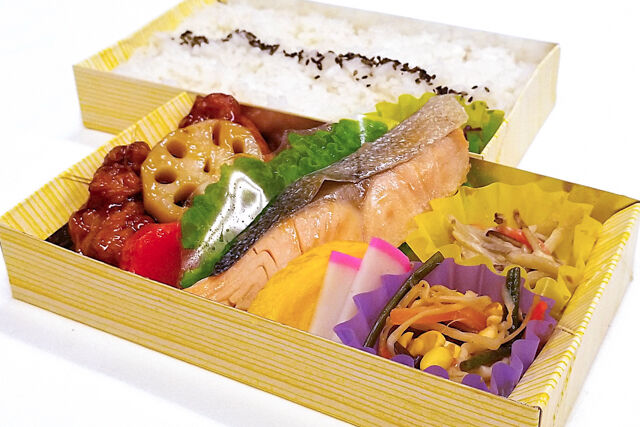 だぶるめいん-鶏と野菜の黒酢餡かけ×鮭の塩焼き弁当