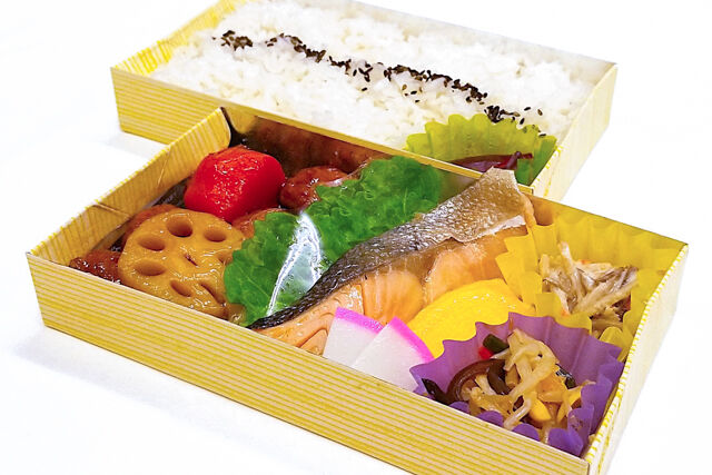 だぶるめいん-鮭の塩焼き×肉団子と野菜の黒酢餡かけ弁当