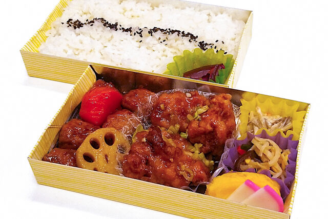 だぶるめいん-油淋鶏（鶏の薬味ソース掛け）×肉団子と野菜の黒酢餡かけ弁当