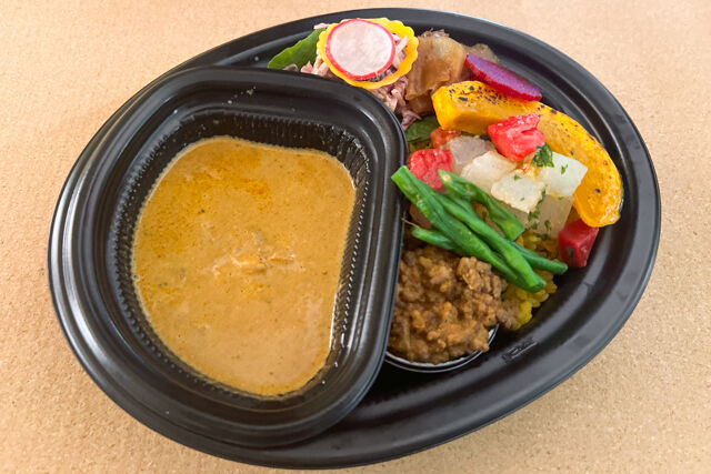 星のカリー（創作スパイスカレーの店）-牛肉のキーマカレーとチキンのスパイスカレー2種盛