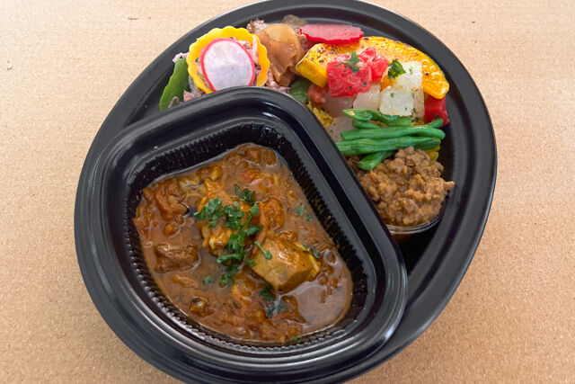 星のカリー（創作スパイスカレーの店）-牛肉のキーマカレーとポークヴィンダルー2種盛