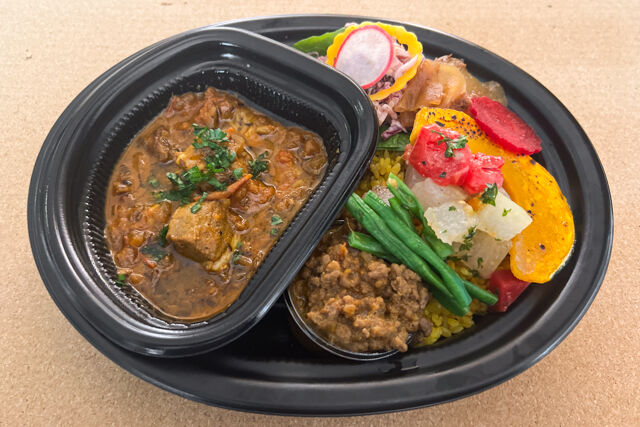 星のカリー（創作スパイスカレーの店）-牛肉のキーマカレーとポークヴィンダルー2種盛