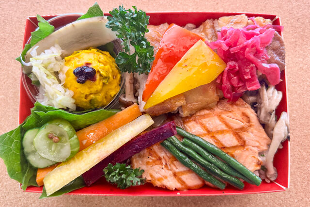 ビストロ食堂シェノリ-サーモングリルとチキンステーキ 季節のピラフ添え