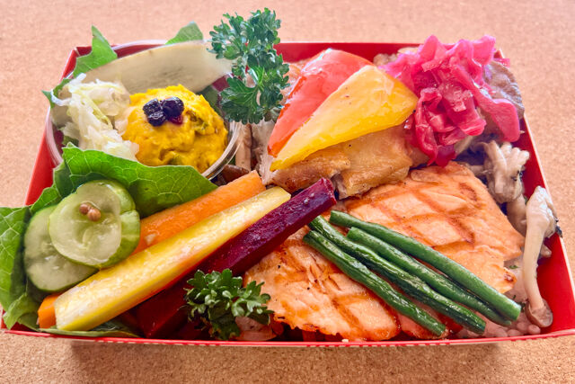 ビストロ食堂シェノリ-サーモングリルとチキンステーキ 季節のピラフ添え