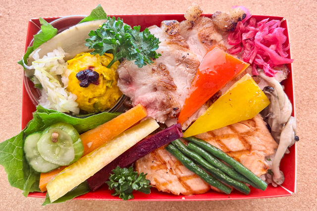 ビストロ食堂シェノリ-サーモングリルとポークテーキ 季節のピラフ添え