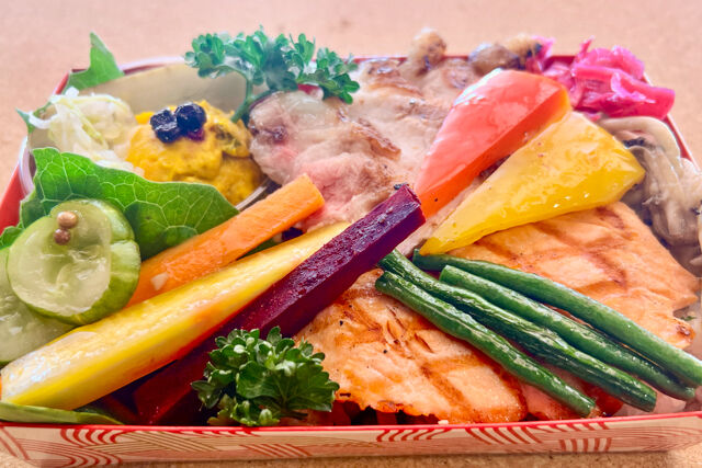 ビストロ食堂シェノリ-サーモングリルとポークテーキ 季節のピラフ添え