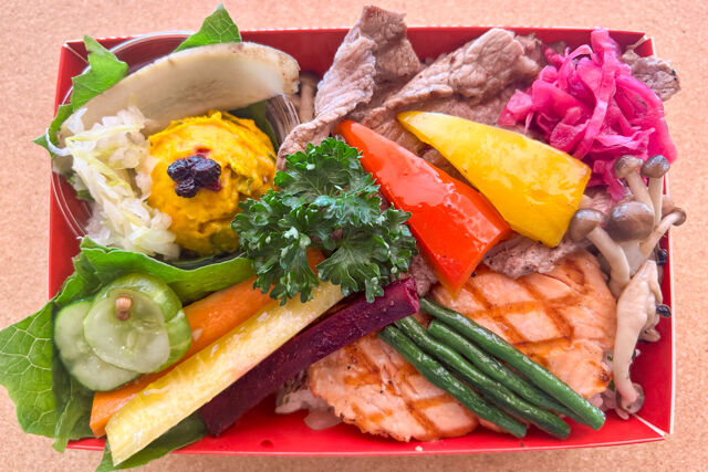 ビストロ食堂シェノリ-サーモングリルとビーフテーキ 季節のピラフ添え