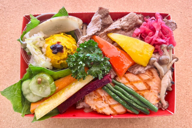 ビストロ食堂シェノリ-サーモングリルとビーフテーキ 季節のピラフ添え