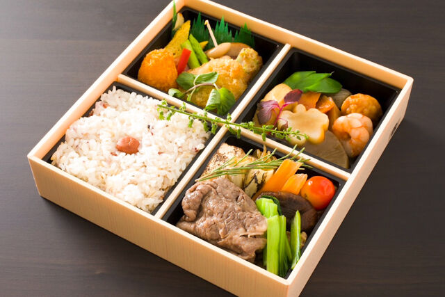 おもてなし弁当 団欒（東京店）-特上赤身のすき焼き松花堂弁当
