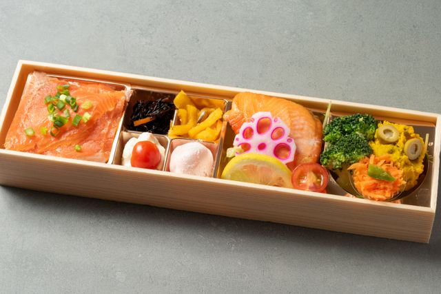 わやだ飯店-贅沢和彩膳・サーモンちらし寿司と自家製麹漬け紅鮭焼の鮭鮭膳