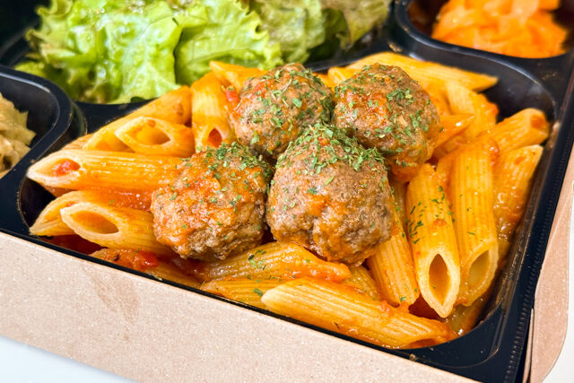 COURTSIDE-トマトソースのミートボールショートパスタ弁当