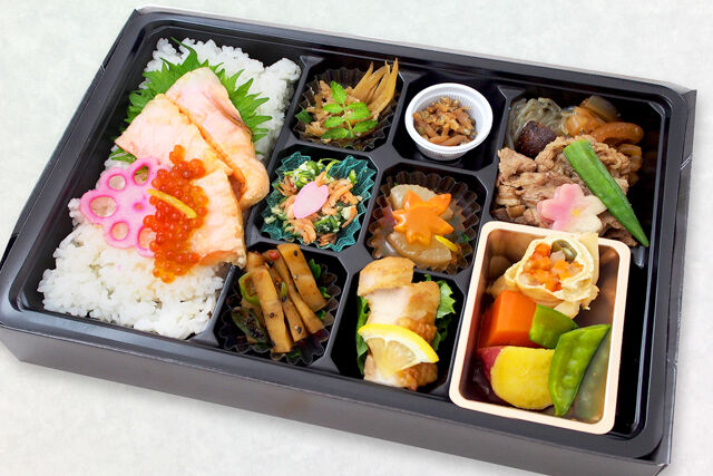 赤坂料亭「球磨川」（大阪店）～東京赤坂「球磨川」監修～-彩幕ノ内弁当～厳選牛すき焼きと極み鮭ハラスといくらの親子飯～