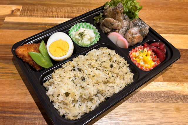香る仕出し屋 きど元帥-鶏の赤しそ焼きと香る茶飯弁当：並 ～nami～