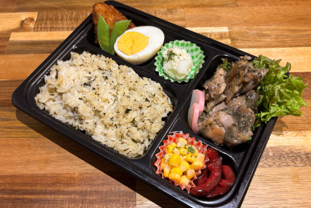 香る仕出し屋 きど元帥-鶏の赤しそ焼きと香る茶飯弁当：並 ～nami～