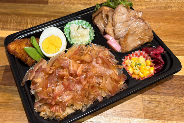 香る仕出し屋 きど元帥-照り焼きマグロステーキと香り立つかつお節飯弁当：並 ～nami～