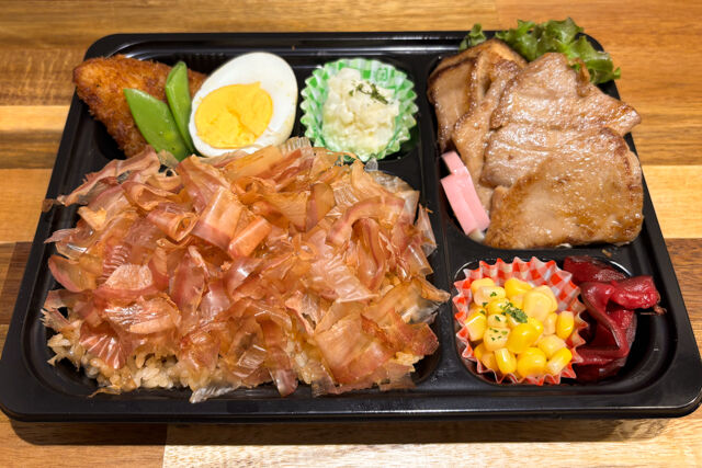 香る仕出し屋 きど元帥-照り焼きマグロステーキと香り立つかつお節飯弁当：並 ～nami～