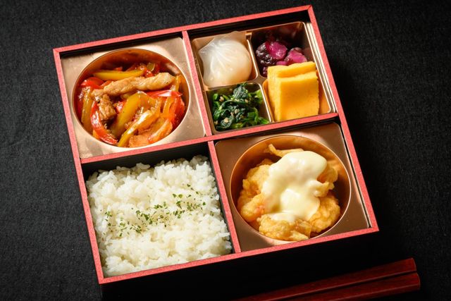エビマヨと青椒肉絲弁当